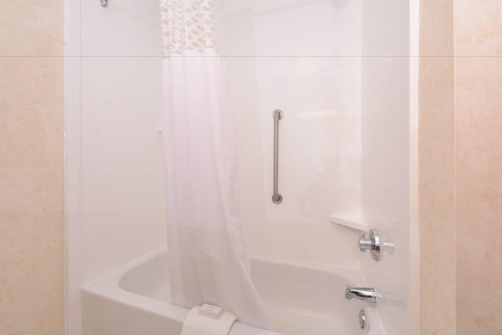 Hampton & Pueblo-southgate 3*